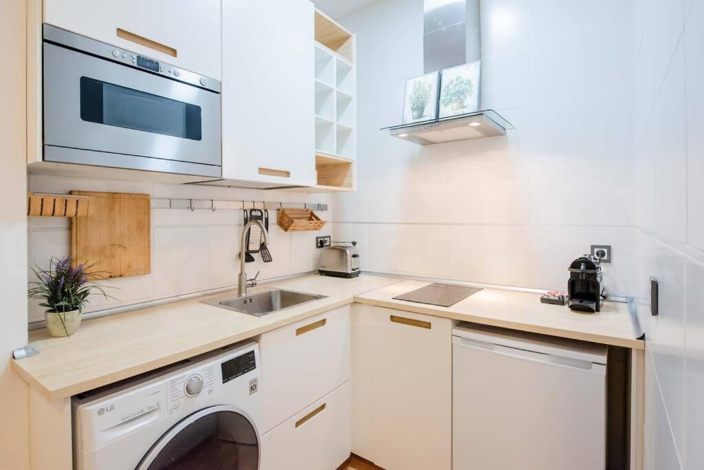 Relaxing Apartment With Parking In The Center By Rems マラガ エクステリア 写真